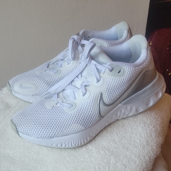 Nike Shoes - Nike White Athletic Sneakers Sz7 Women